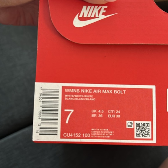 Nike Air Max Bolt (all-white size 7) - Picture 9 of 9